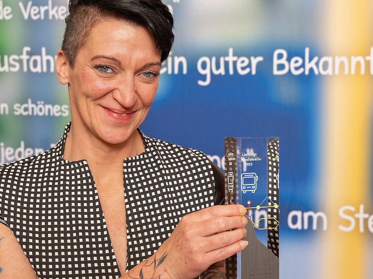 Sabrina Hartmann bei der Preisverleihung LieblingsbusfahrerIn 2025