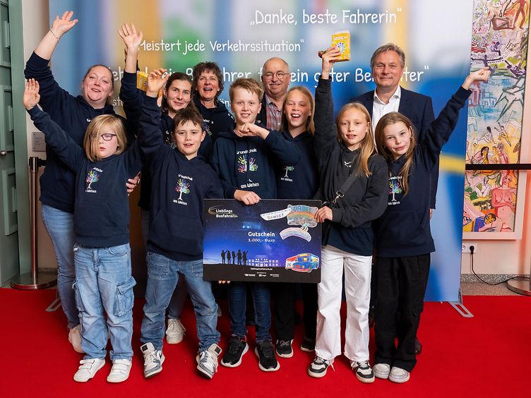 Andreas Block mit einer Delegation der Grundschule am Wiehen